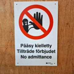 Pääsy kielletty Tillträde förbjudet No admittance -kyltti
