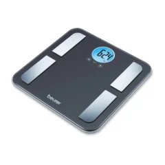 Beurer BF195 LE diagnostiikkavaaka turvalasipinnalla, neljällä ruostumattomasta teräksestä valmistetulla elektrodilla ja sinisellä LCD-näytöllä.