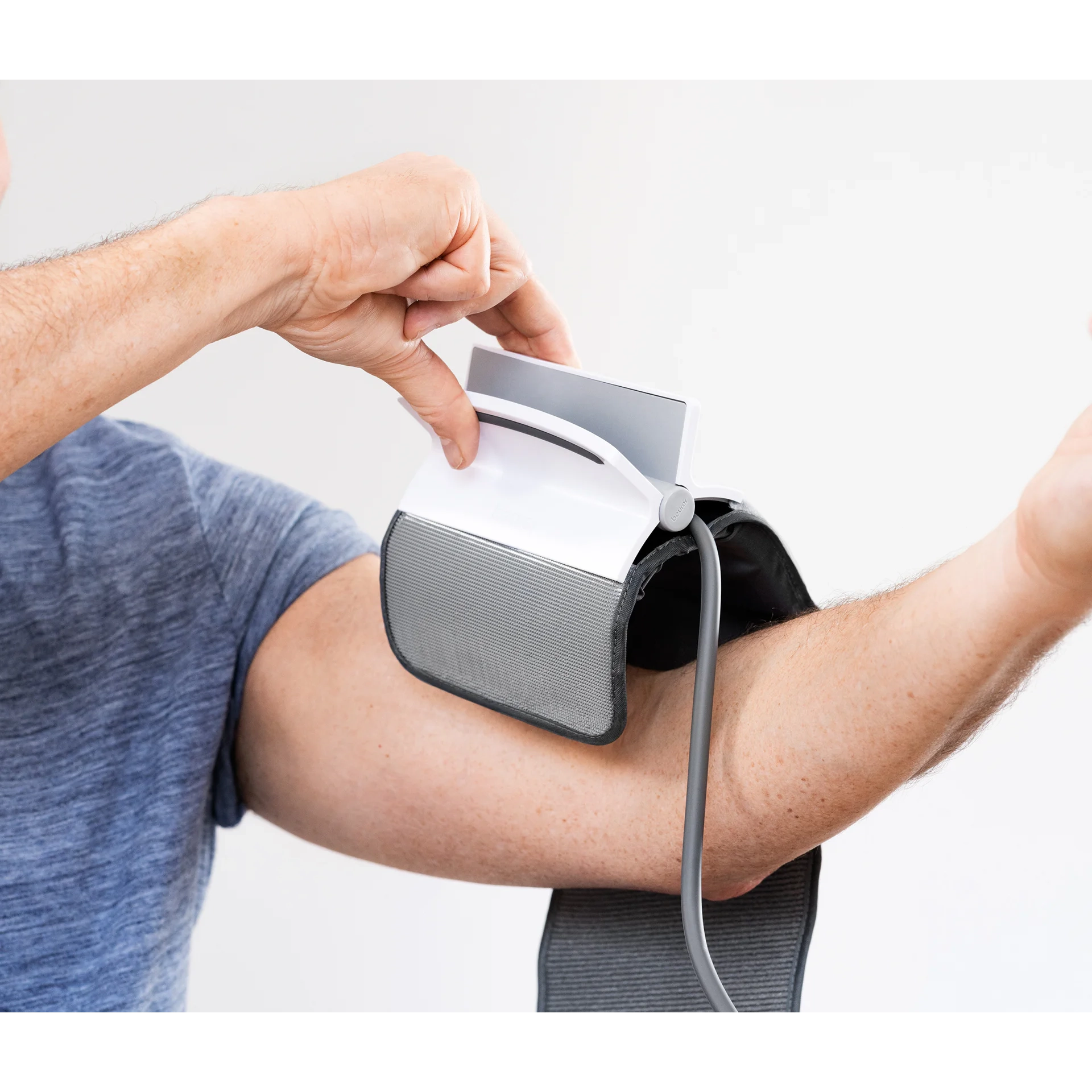 Beurer BM51 easyClip -mansetin asettaminen olkavarteen verenpaineen mittausta varten
