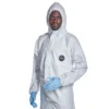 DuPont ProShield 60 valkoinen hupullinen kertakäyttöhaalari Type 5/6 puettuna