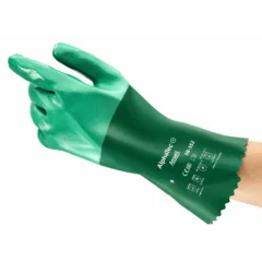 Ansell AlphaTec 08-352 neopreenikemikaalikäsine kädessä