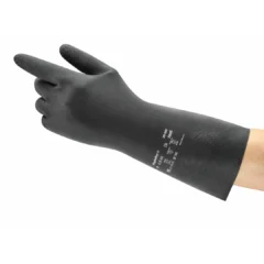 Ansell AlphaTec 29-500 musta neopreenikemikaalikäsine kädessä