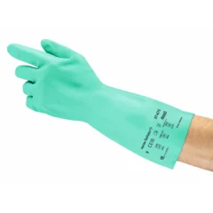Ansell AlphaTec Solvex 37-675 nitriilikemikaalikäsine kädessä