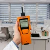 Senko VPRO VOC-kaasumittari käytössä laboratoriossa