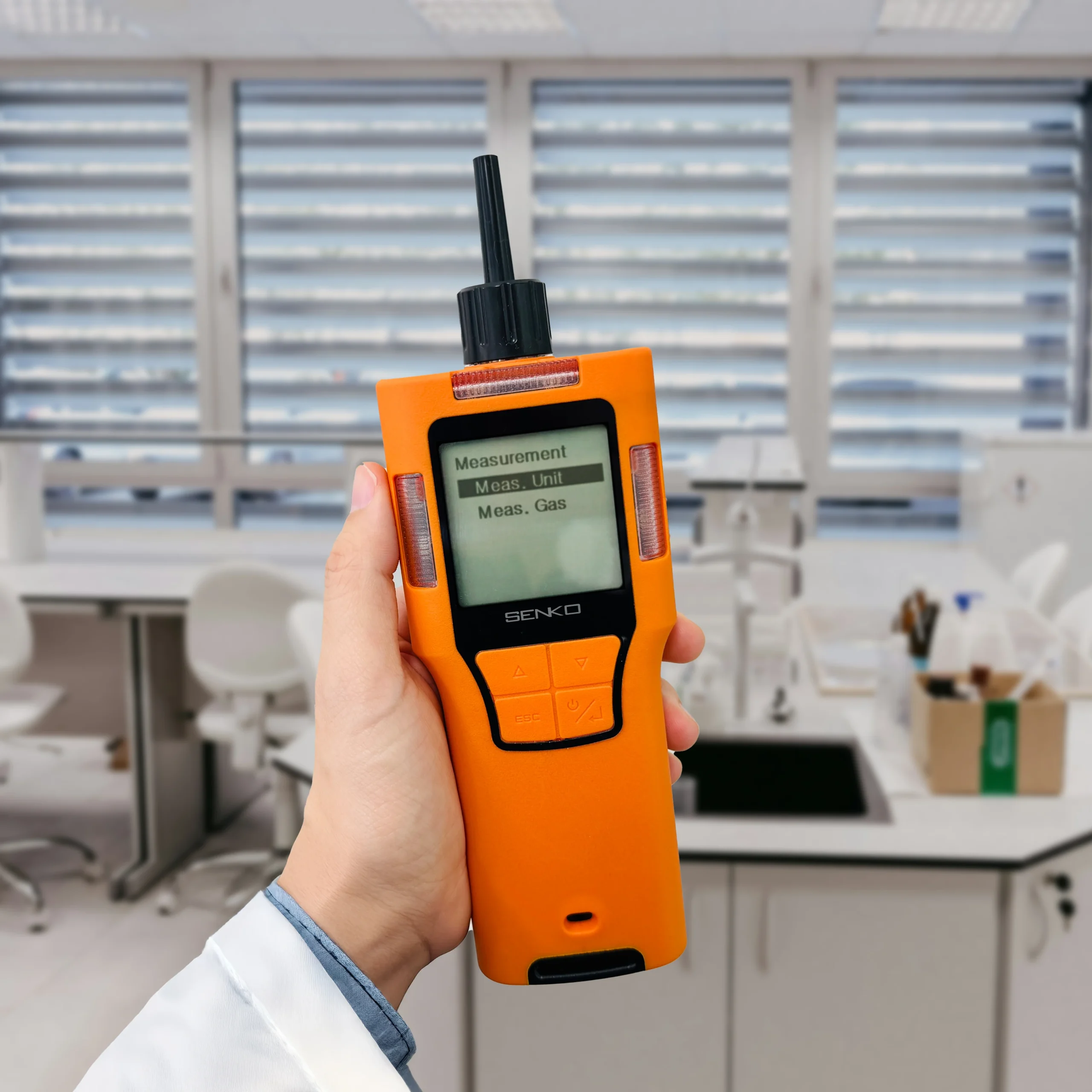 Senko VPRO VOC-kaasumittari käytössä laboratoriossa