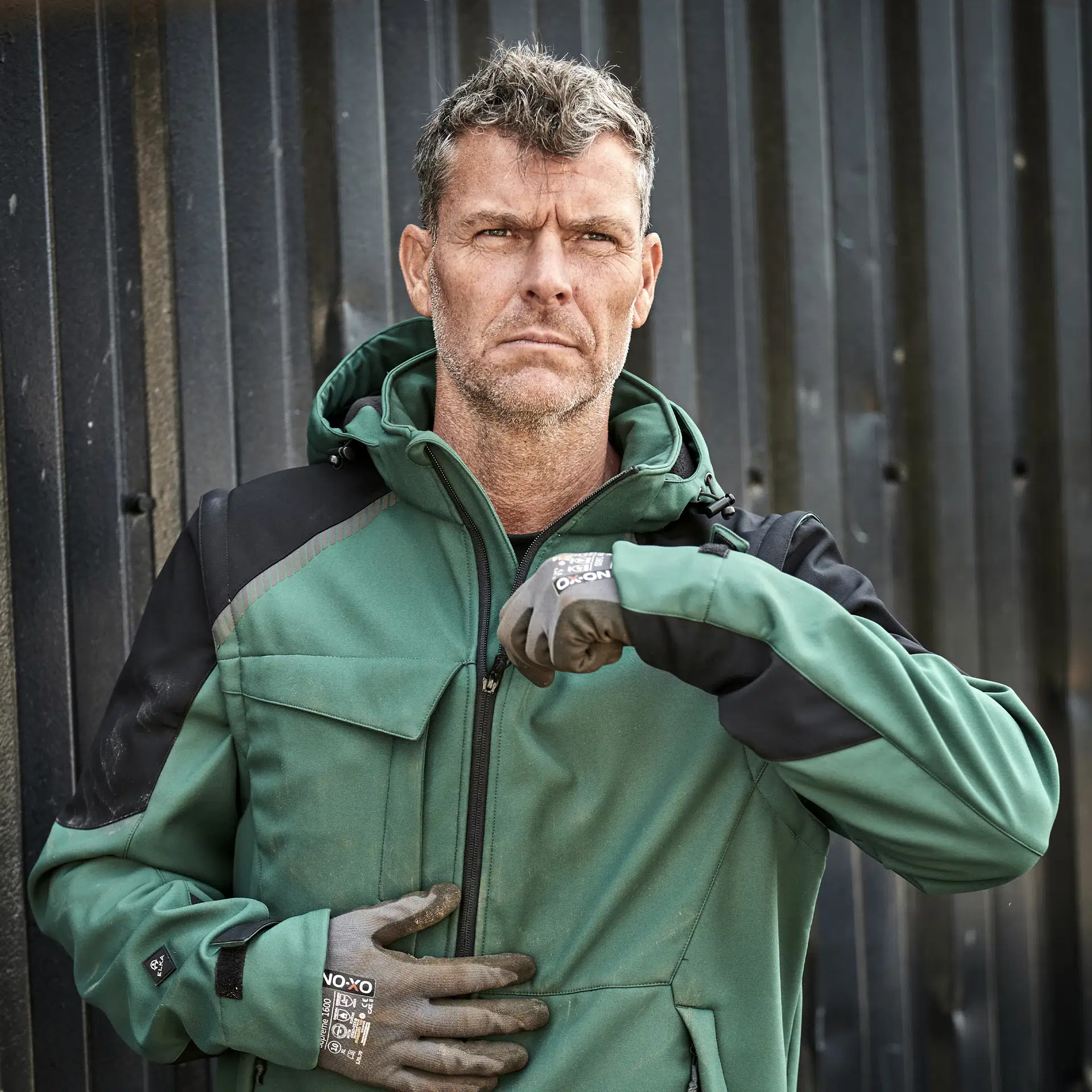 Vihreä musta ELKA Working Xtreme softshell-työtakki ammattilaisella