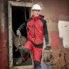Punainen musta ELKA Working Xtreme softshell-työtakki irrotettavilla hihoilla työmaalla
