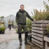 Oliivinvihreä musta ELKA Working Xtreme softshell-työtakki puutarhatyössä