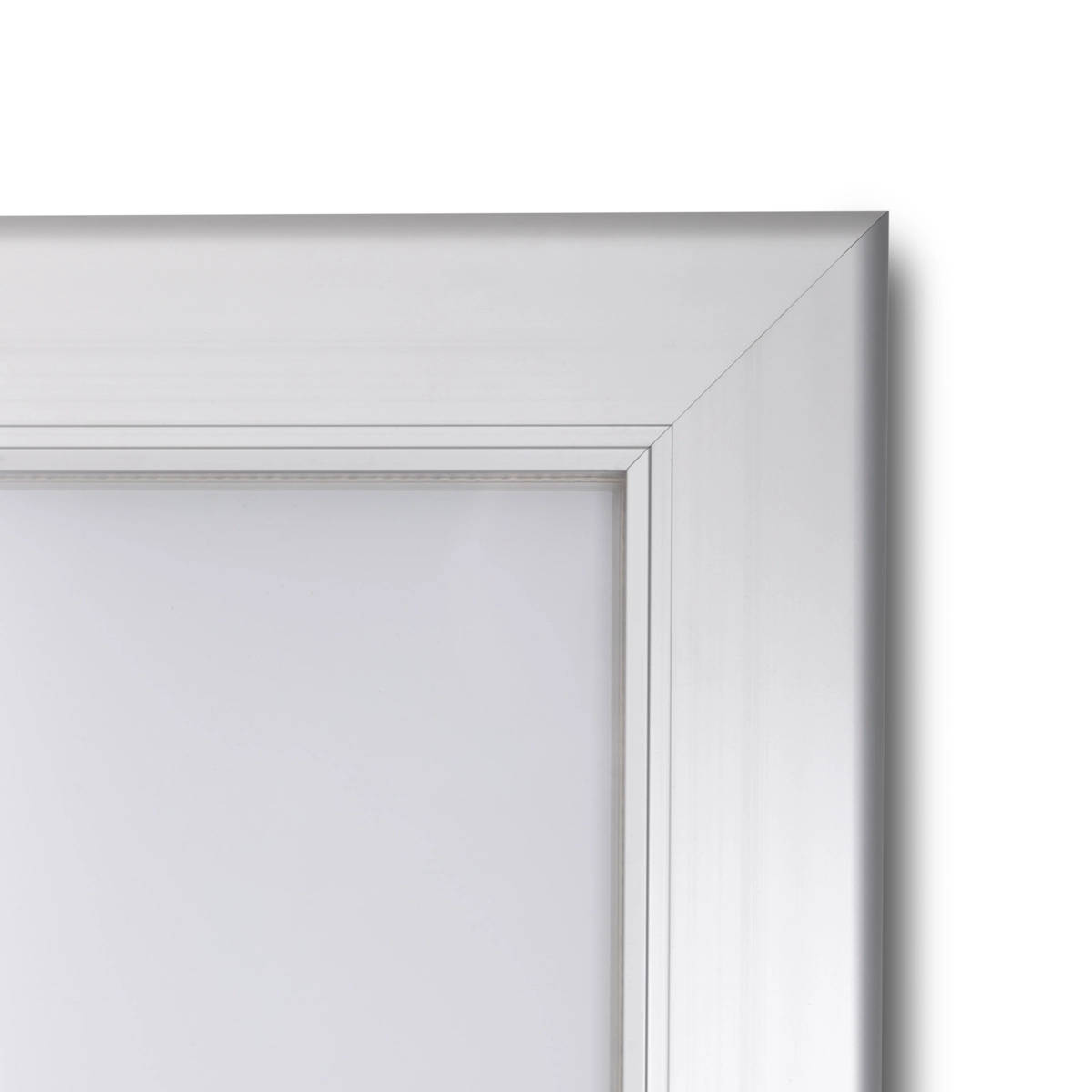 Lukittavan ilmoitusvitriinin magneettinen metallitausta