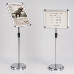 Kaksi hopeanväristä A4-infotaulua, joissa dinosaurusesite ja ravintolan aukioloajat.