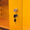 Lukittavan LOTO-kaapin avainlukko ja oven lukitusmekanismi lähikuvassa