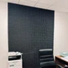 Itseliimautuva pyramidivaahto studioon ja huoneakustiikan parantamiseen