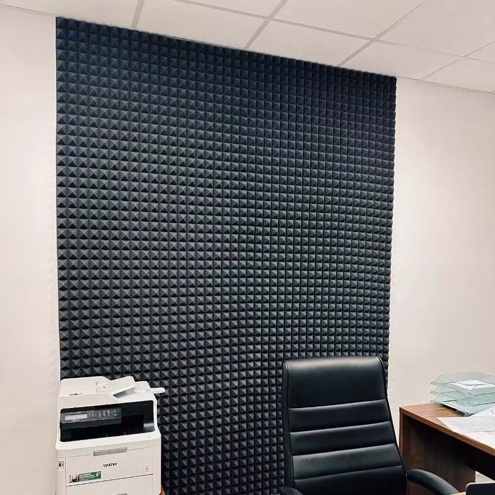 Itseliimautuva pyramidivaahto studioon ja huoneakustiikan parantamiseen