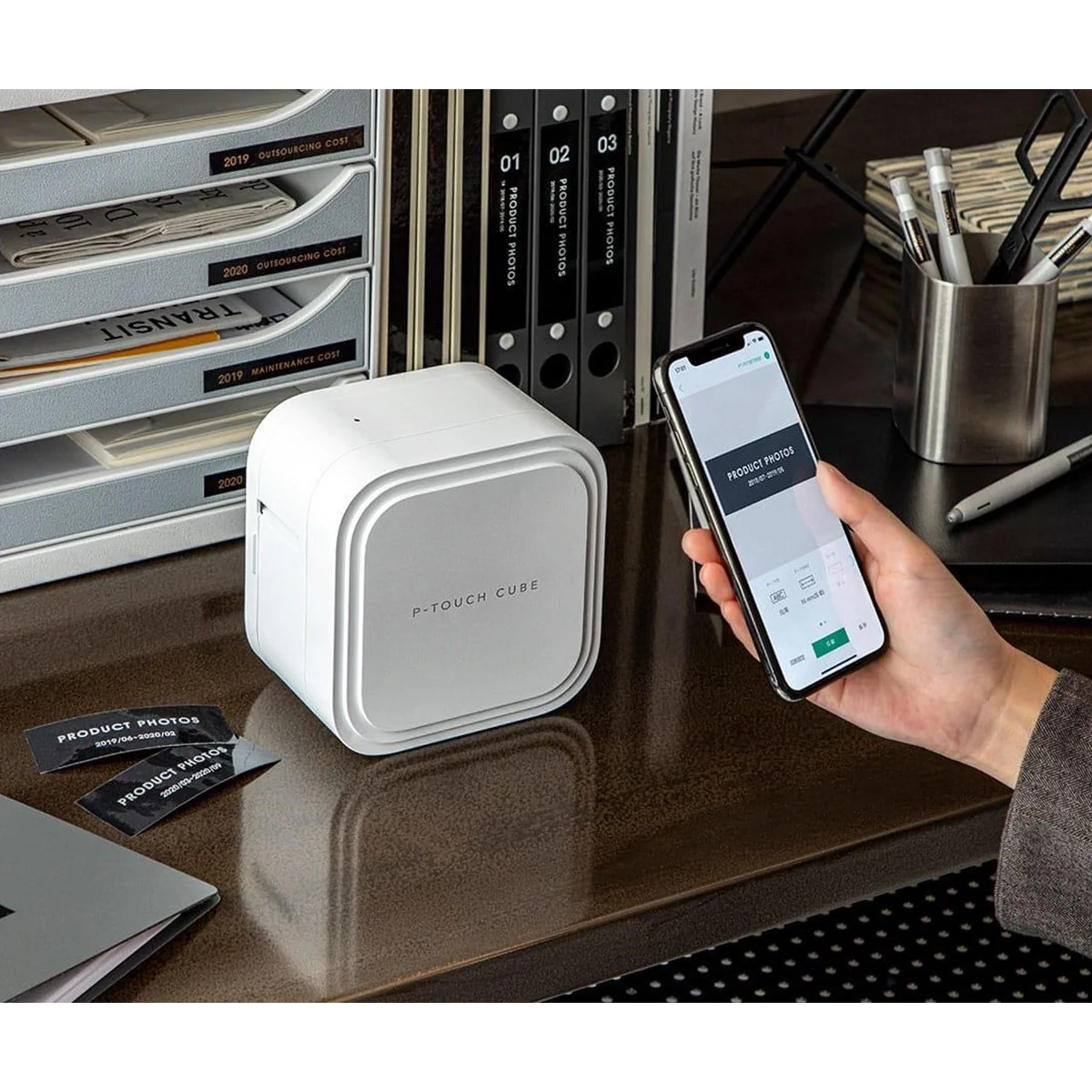 Brother P-touch CUBE Pro Bluetooth-tarratulostin toimistokäytössä älypuhelimen kanssa