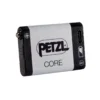 Petzl CORE ladattava otsalampun akku 1250 mAh, USB-C-liitäntä ja litiumioniakku valkoisella taustalla
